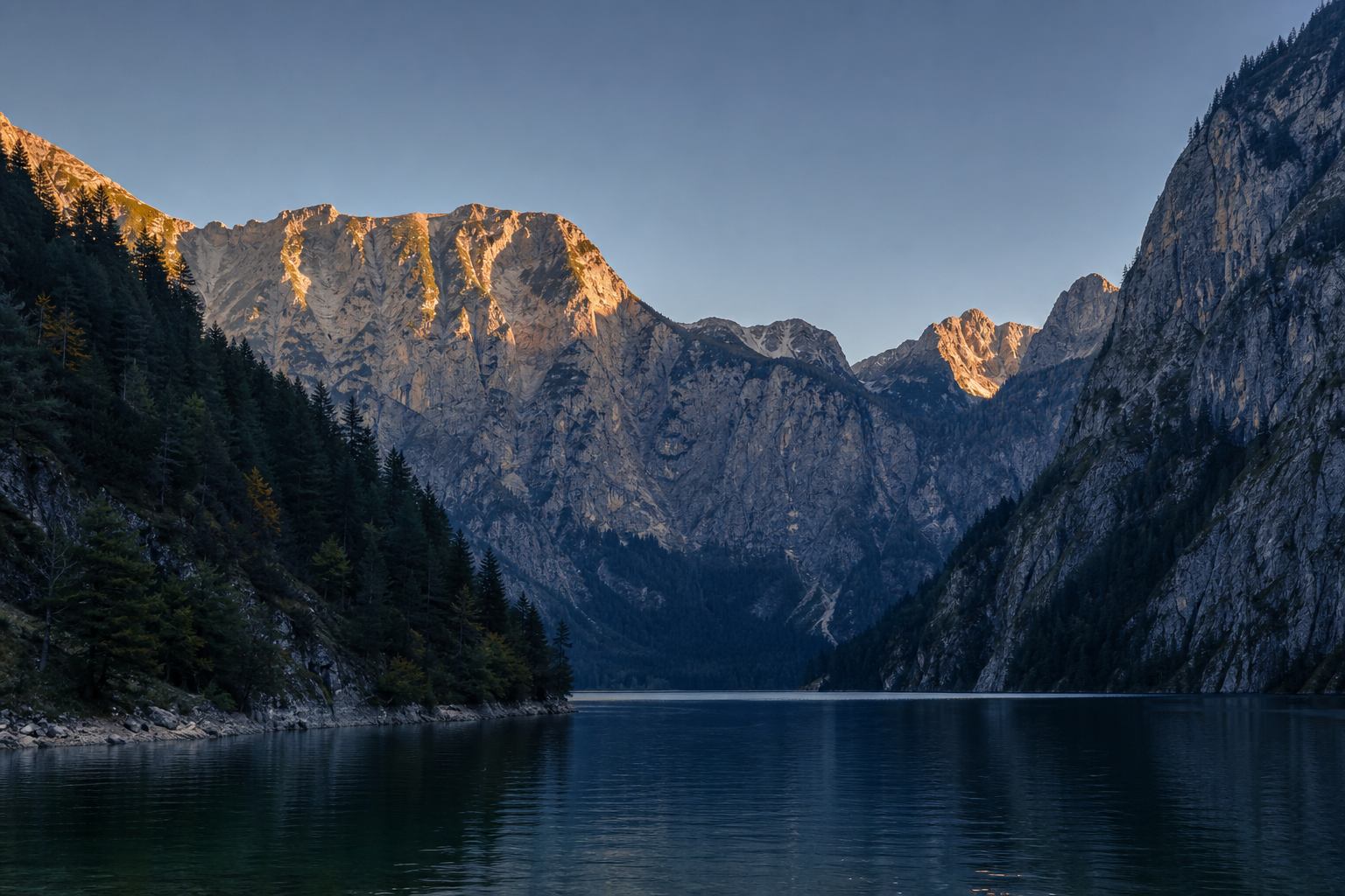 Bergsee und Alpenkulisse bei Berchtesgaden im klaren Licht