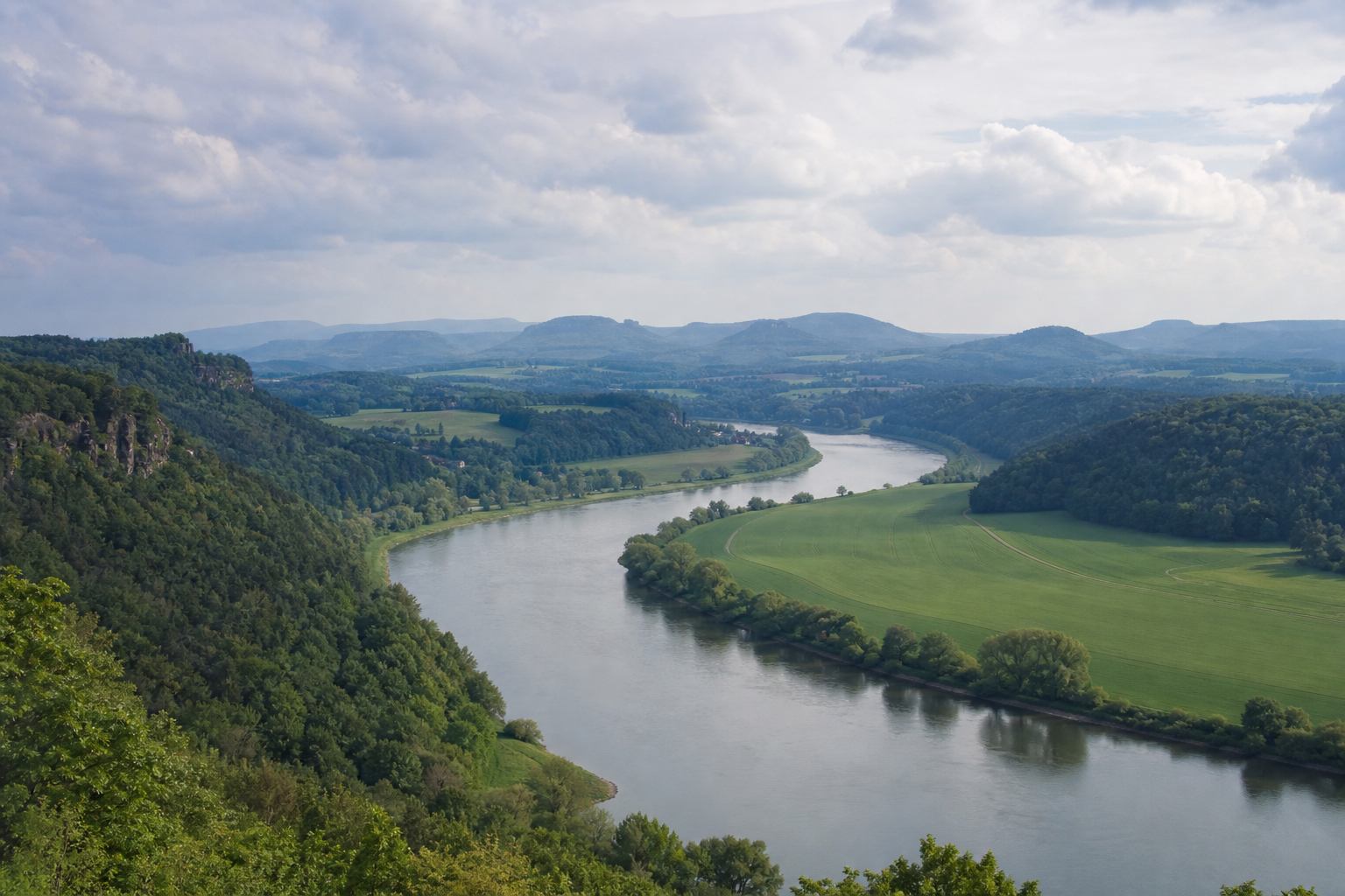 Elbtal mit Flussbiegung und bewaldeten Hängen im weichen Licht